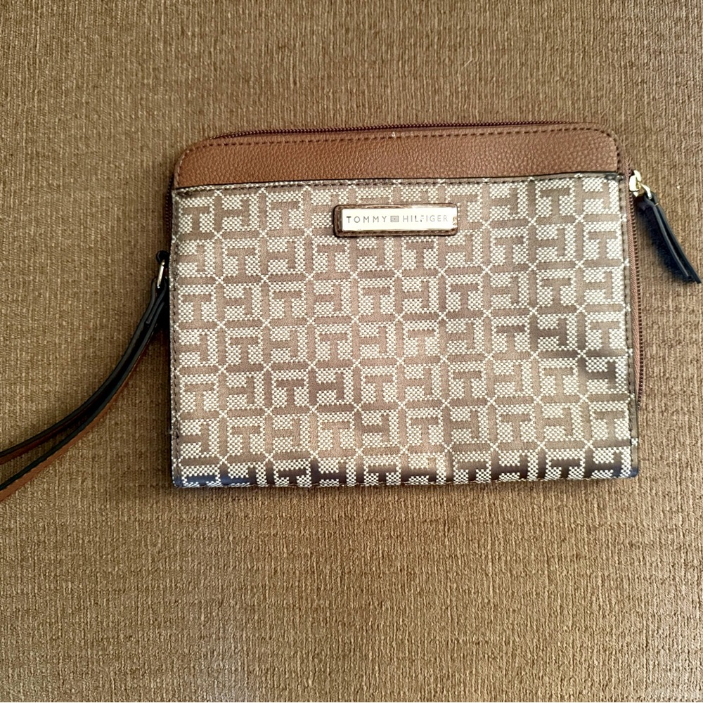 Tommy Hilfiger Wristlet Purse
Brand new, never used.
Clean Lining